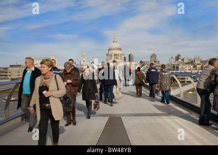 Millennium Bridge führt zur St. Pauls Cathedral, London Stockfoto