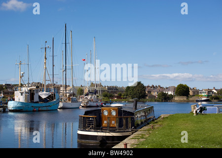 Schmale Boot vertäut am Glasson Dock auf dem Lancaster-Kanal Stockfoto