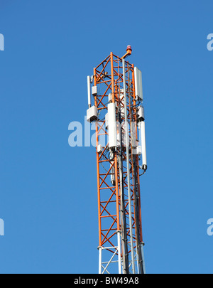 Antennen der Basisstation des Mobilfunknetzes auf Antennenturm, Finnland Stockfoto