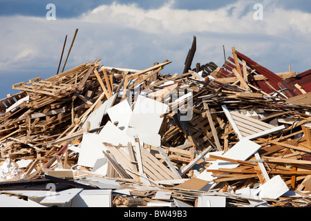 Alte gebrauchte Bau / Abbruch Holzmaterialien aufgestapelt und warten auf Recycling, Finnland Stockfoto