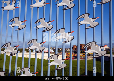 Ausschnitt-Vögel auf Zaun, Teil des Projekts "Seeschwalbe" in Morecambe. Stockfoto