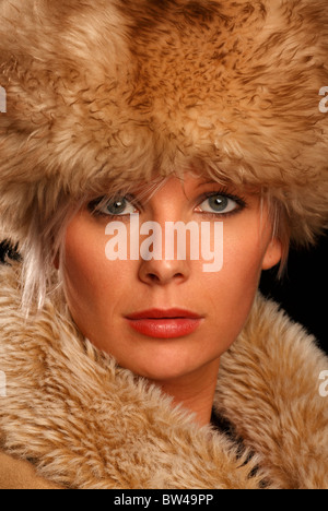 Junge Frau in einem faux Pelz Hut und Ruff Kragen Stockfoto