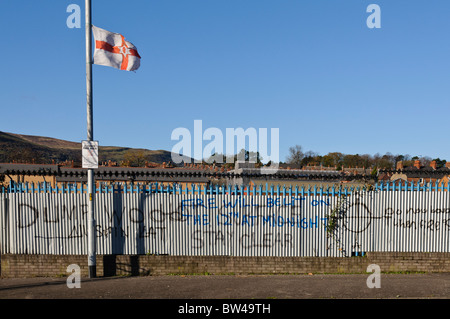 Graffiti auf einem Zaun in einer loyalistischen Bereich von Belfast Stockfoto