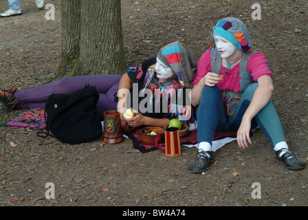 Zwei Menschen angezogen als Narren beim Renaissance Festival in Crownsville, Md Stockfoto