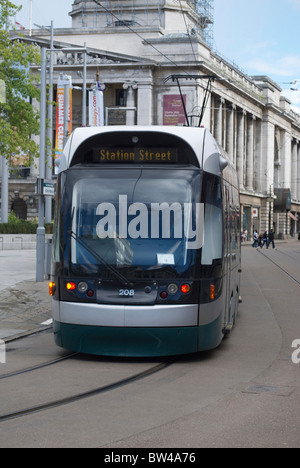 Eine Straßenbahn auf der South Parade mit dem Nottingham Rat-Haus über Nottingham Stockfoto