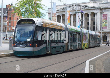 Eine Straßenbahn auf der South Parade mit dem Nottingham Rat-Haus über Nottingham Stockfoto