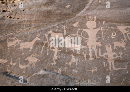 Petroglyphen von Mensch und Tier auf Felswand im Wadi Umm Salam in östlichen Wüste von Ägypten Stockfoto