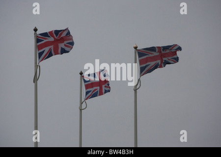 Drei Union Jack Fahnen bei stürmischem Wetter in Worthing, East Sussex, UK. Stockfoto