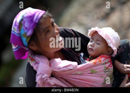 Eine Frau aus der ang ethnische Minderheit in den ang Shan Bergen von Menghai in der Nähe von Jinhing, China. Stockfoto