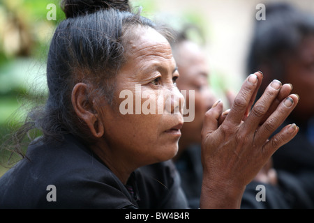 Eine Frau aus der ang ethnische Minderheit in den ang Shan Bergen von Menghai in der Nähe von Jinhing, China. Stockfoto