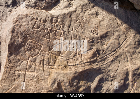 Hohe prowed Boot mit Horus auf dem Bug und Bovid befestigt geätzt auf Felswand im Wadi Mineh, Östliche Wüste Ägyptens Stockfoto