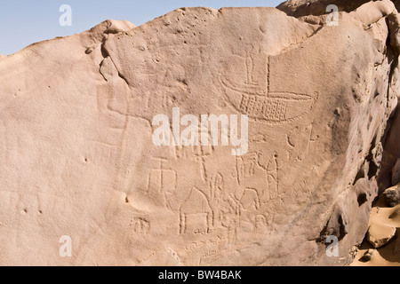 Radierungen aus verschiedenen Epochen der Boote, Tieren und Symbolen auf Felswand in der östlichen Wüste, Ägypten Stockfoto