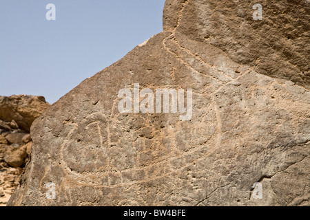 Petroglyph Boot und Tiere auf einer Felswand in der östlichen Wüste, Ägypten Stockfoto