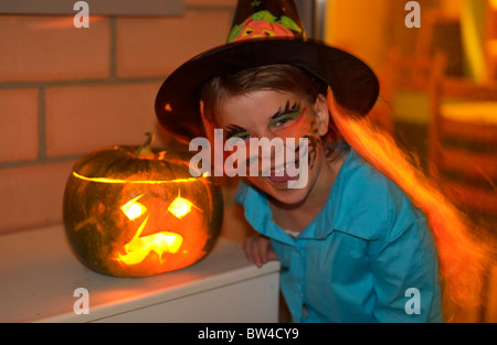 Ein junges Mädchen, gekleidet wie ein Halloween-Hexe Stockfoto