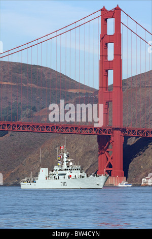 Kanadische Marine Kingston Klasse Patrouille Schiff HMCS Brandon (710 MM) geht unter der Golden Gate Bridge und in San Francisco Bay Stockfoto