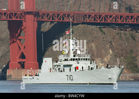 Kanadische Marine Kingston Klasse Patrouille Schiff HMCS Brandon (710 MM) geht unter der Golden Gate Bridge und in San Francisco Bay Stockfoto