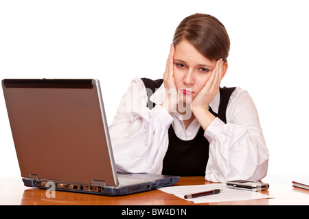 Business-Frau sitzt müde und gestresst im Büro. Isoliert auf weißem Hintergrund. Stockfoto
