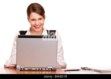 Junge glücklich Geschäftsfrau am Schreibtisch sitzt und arbeitet am Laptop. Isoliert auf weißem Hintergrund. Stockfoto