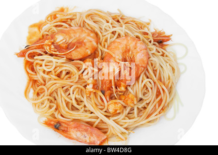 Teller Spaghetti mit Garnelen und Tomatensauce isoliert auf weißem Hintergrund Stockfoto