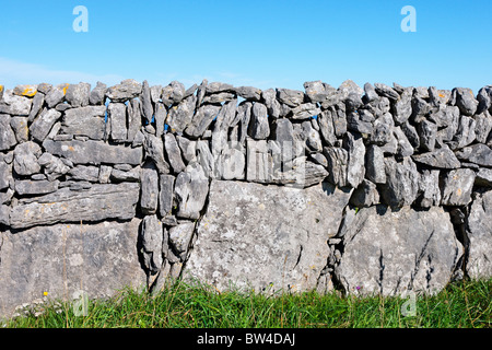 Trocknen Sie die Steinmauer auf Inis Meain, Aran-Inseln, County Galway, Connaught, Irland. Stockfoto