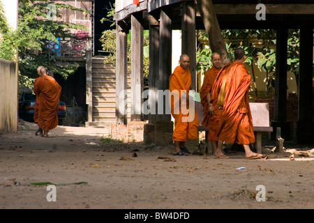 Eine Gruppe buddhistischer Mönche sind vor der Schule am Wat Chroy Thma in Kampong Cham, Kambodscha gesammelt. Stockfoto