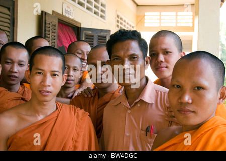 Eine Gruppe von buddhistischen Mönchen posieren für ein Porträt mit ihrem Lehrer im Wat Bangkok in Kampong Cham, Kambodscha. Stockfoto