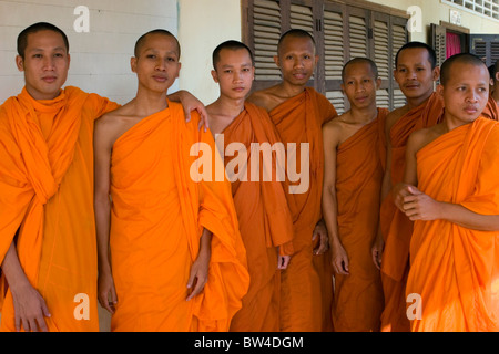 7 Jungs, die buddhistischen Mönche sind stehen für ein Gruppenbild auf eine High School Klasse im Wat Bangkok in Kampong Cham, Kambodscha. Stockfoto