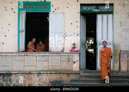 Ein buddhistischer Mönch im Wat Bangkok lebt steht auf der Eingangstreppe aus seiner Wohnräume in Kampong Cham, Kambodscha. Stockfoto