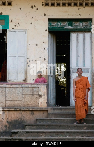 Ein buddhistischer Mönch im Wat Bangkok lebt steht auf der Eingangstreppe aus seiner Wohnräume in Kampong Cham, Kambodscha. Stockfoto