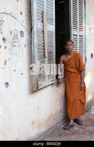 Ein buddhistischer Mönch im Wat Bangkok lebt steht außerhalb seiner Wohnräume in Kampong Cham, Kambodscha. Stockfoto