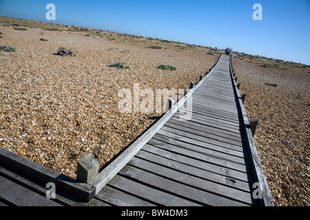 Strand-Pfad auf Pebble Beach, Dungoness, Kent, England Stockfoto