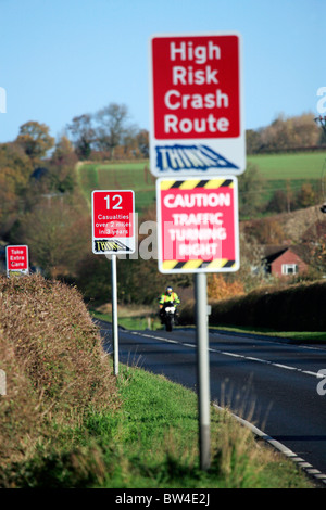 Schilder Warnung von Hochrisiko-Crash-Route und Unfall-Statistiken über die Fosse Way Landstraße, Warwickshire Stockfoto