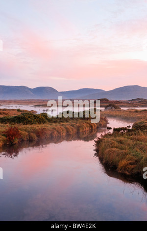 Die Maumturk Mountains und der Invermore River, Connemara, County Galway, Connaught, Irland. Stockfoto