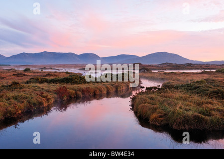 Die Maumturk Mountains und der Invermore River, Connemara, County Galway, Connaught, Irland. Stockfoto