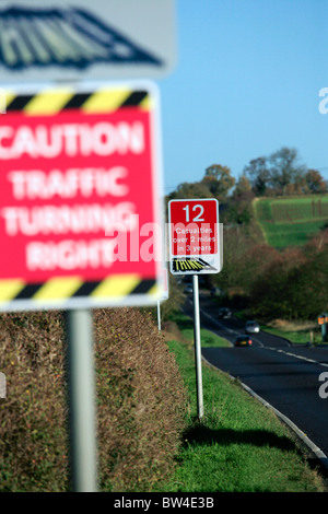 Schilder Warnung vor Unfall-Statistiken über die Fosse Way Landstraße, Warwickshire Stockfoto