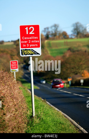 Schilder Warnung vor Unfall-Statistiken über die Fosse Way Landstraße, Warwickshire Stockfoto