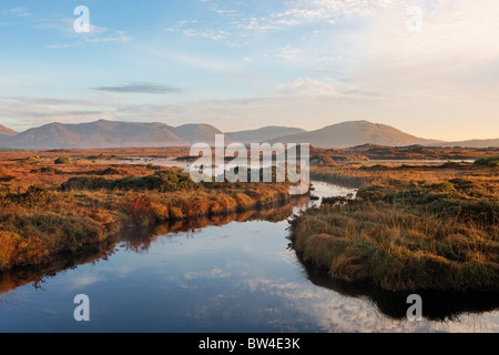 Die Maumturk Mountains und der Invermore River, Connemara, County Galway, Connaught, Irland. Stockfoto