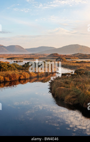 Die Maumturk Mountains und der Invermore River, Connemara, County Galway, Connaught, Irland. Stockfoto