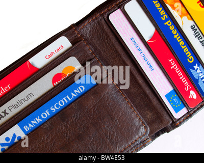 Nahaufnahme der Brieftasche des Mannes mit einer Sammlung von Bank- und Kundenkarten sowie einen Führerschein Stockfoto