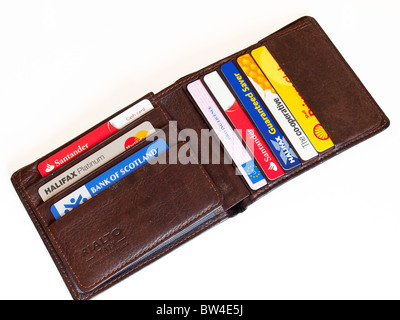 Brieftasche mit einer Sammlung von Bank und Kundenkarten und einen Führerschein des Mannes Stockfoto