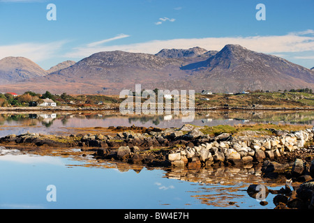 Die zwölf Pins von Inis Ni, in der Nähe von Roundstone, Connemara, County Galway, Connaught, Irland. Stockfoto