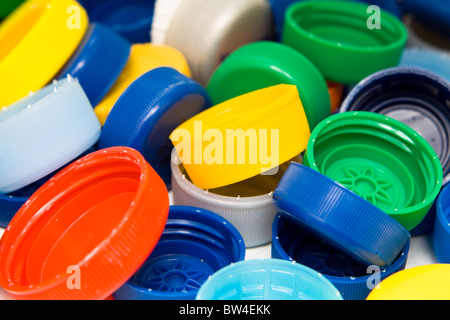 Es gibt viele bunte Kunststoff-Kappen. Im Studio gedreht. Stockfoto