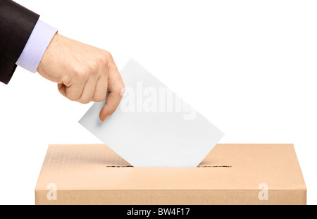 Hand einen Stimmabgabe Stimmzettel in einen Schlitz der Box setzen Stockfoto