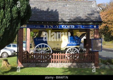 Capel Curig Conwy in Wales UK alte Postkutsche Werbung die Tyn y Coed Hotel ein Hotel am Straßenrand auf einem Welsh Historic Route Stockfoto