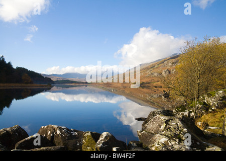 Capel Curig Conwy North Wales UK November Blick über Llynnau Mymbyr in Richtung des wolkenbedeckten Snowdon Yr Wyddfa Horseshoe Snowdonia National Park Stockfoto