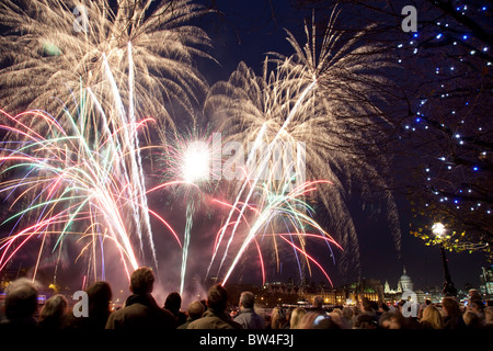 Menschen versammelten sich auf der Southbank, das Feuerwerk für den Lord Mayor Show in London zu sehen. Stockfoto