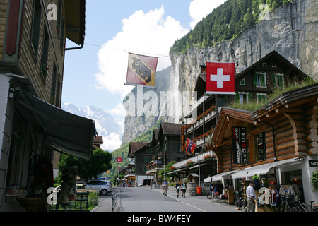 Ein Blick auf die Hauptstraße in der Stadt von Lauterbrunnen, Schweiz Stockfoto