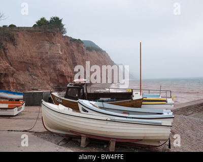 Angeln und Boote vertäut am Strand bei Sidmouth devon Stockfoto