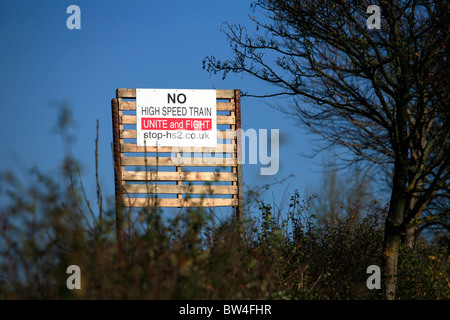 Nein, HS2 High Speed Train Line Protest Zeichen auf einer Straße, wo die Ziellinie überquert werden; Fosse Way, Warwickshire Stockfoto