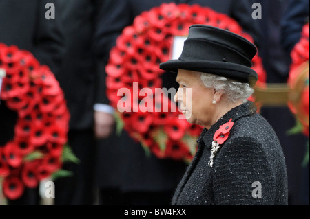 HM besucht Königin Elizabeth II. die Erinnerung Sonntag Gedenkfeier am Ehrenmal, Whitehall, London, 14. November 2010. Stockfoto